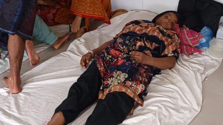 তালতলীতে জমির দলিল চাইতে গিয়ে গৃহবধূকে কুপিয়ে জখমের অভিযোগ, এএসআই দেবরকে আসামি করে মামলা