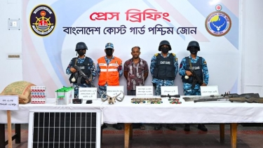 যৌথ অভিযানে সুন্দরবনের করিম শরীফ বাহিনীর সদস্য অস্ত্র-গুলিসহ আটক