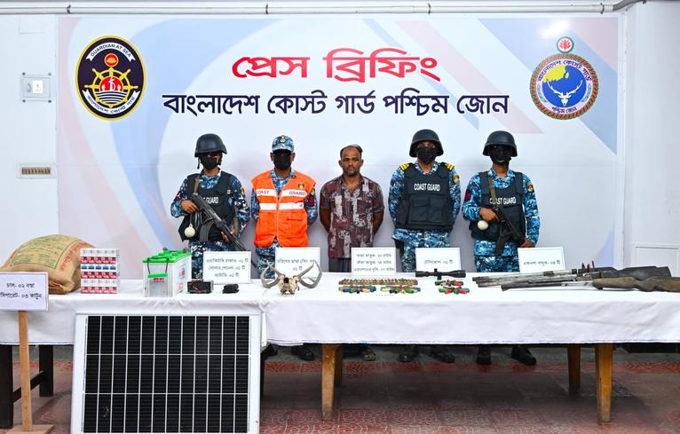 যৌথ অভিযানে সুন্দরবনের করিম শরীফ বাহিনীর সদস্য অস্ত্র-গুলিসহ আটক
