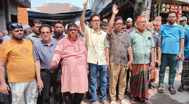 গৌরনদীর টরকী বন্দরের ব্যবসায়ীকে মারধর ও চাঁদা দাবির অভিযোগ, প্রতিবাদে বিক্ষোভ মিছিল