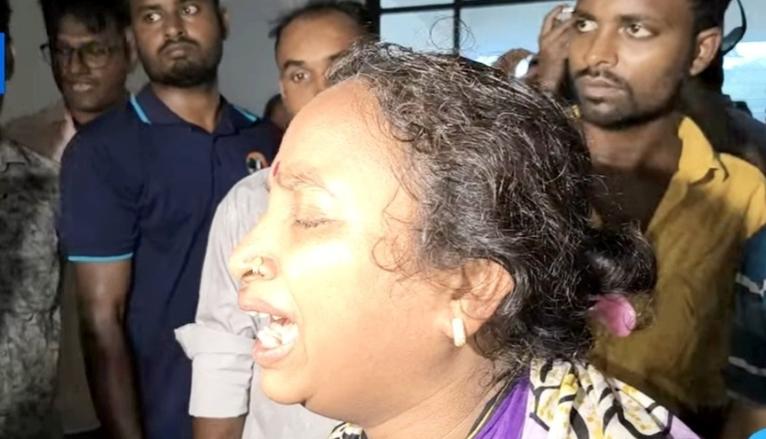 লাশ উদ্ধারের সময় সেখানে উপস্থিত স্বজনদের আহাজারি