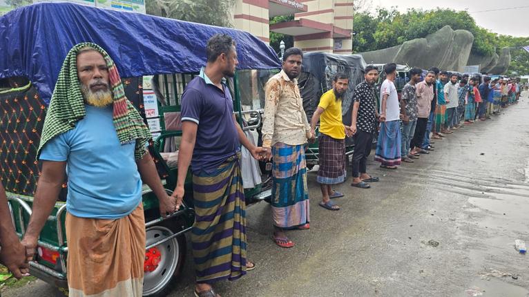 রাঙ্গাবালীতে বিদ্যুৎ বিভ্রাটের প্রতিবাদে বৃষ্টিতে ভিজে অটোচালকদের মানববন্ধন
