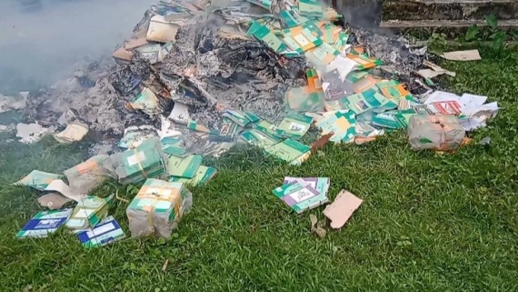 আমতলীতে বিদ্যালয়ের বই ও আসবাবপত্র পুড়িয়ে ফেলার অভিযোগ প্রধান শিক্ষকের বিরুদ্ধে