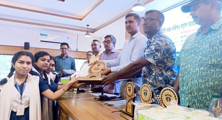 কলাপাড়ায় দুর্নীতি বিরোধী বিতর্ক প্রতিযোগিতায় পুরষ্কার বিতরণ করছেন ইউএনও কাউছার হামিদ