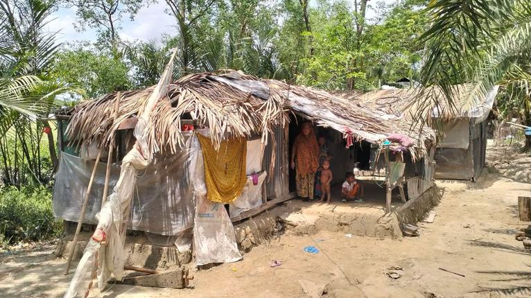 কলাপাড়ায় পলিথিনে মোড়ানো ঘরের হাবিব-হালিমার পাশে ‘পাশে দাঁড়াই’