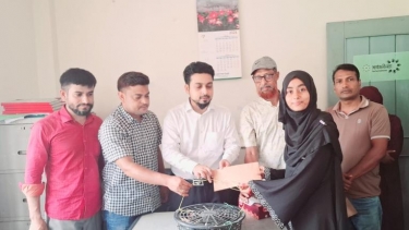 দশমিনায় ১৭০ কিশোরীর মাঝে মুরগি ও অর্থ বিতরণ