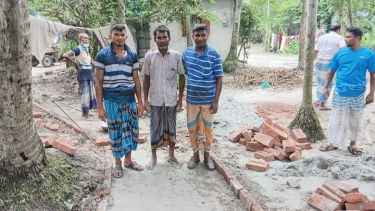 গৌরনদীতে নিজ অর্থায়নে সড়ক নির্মাণ করলেন বিএনপি নেতা