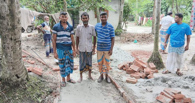 গৌরনদীতে নিজ অর্থায়নে সড়ক নির্মাণ করলেন বিএনপি নেতা মিজান মৃধা