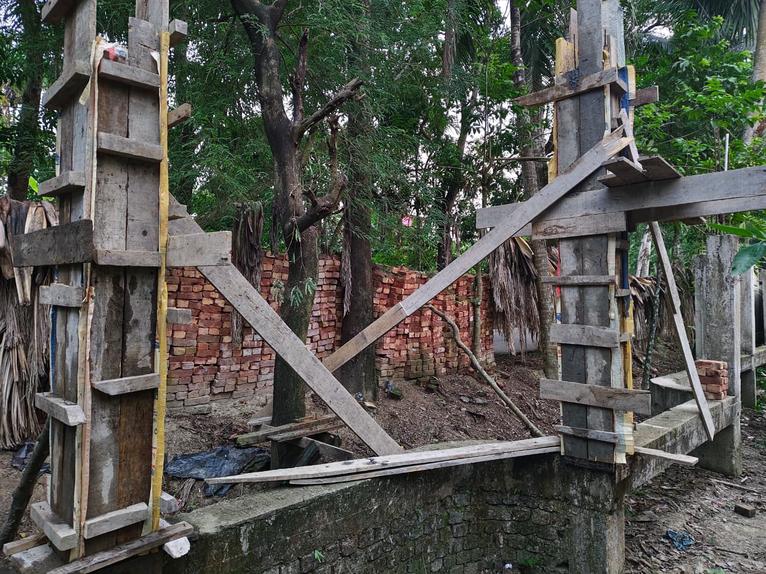 আদালতের নিষেধাজ্ঞা অমান্যের অভিযোগে জিয়ানগরে বাউন্ডারি ওয়াল নির্মাণ