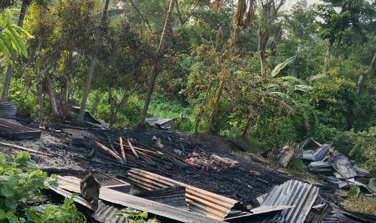 নলছিটিতে অগ্নিকাণ্ডে বসতঘর পুড়ে ছাই, ক্ষতি আড়াই লাখ