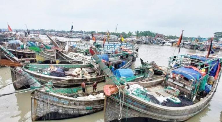 ৫৮ দিন পর মধ্যরাতে সাগরে ফিরছেন বরগুনার জেলেরা