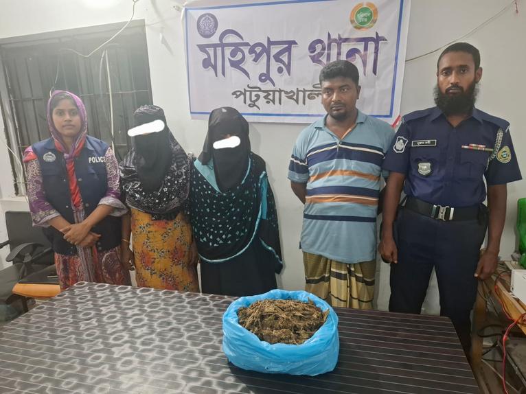 মহিপুরে দেড় কেজি গাঁজাসহ তিন মাদক কারবারি গ্রেপ্তার