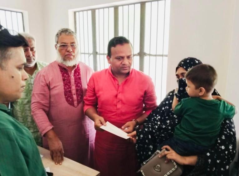 মেহেন্দিগঞ্জে লঞ্চ দুর্ঘটনায় নিহতের পরিবারকে নৌপরিবহন প্রতিমন্ত্রীর আর্থিক সহায়তা