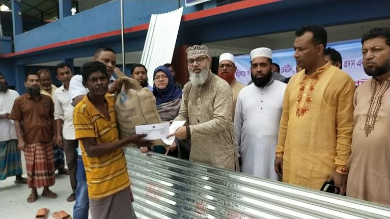 নাজিরপুরে অসহায় আব্দুর রহমানের পাশে দাঁড়ালেন মাসুদ সাঈদী এমপি