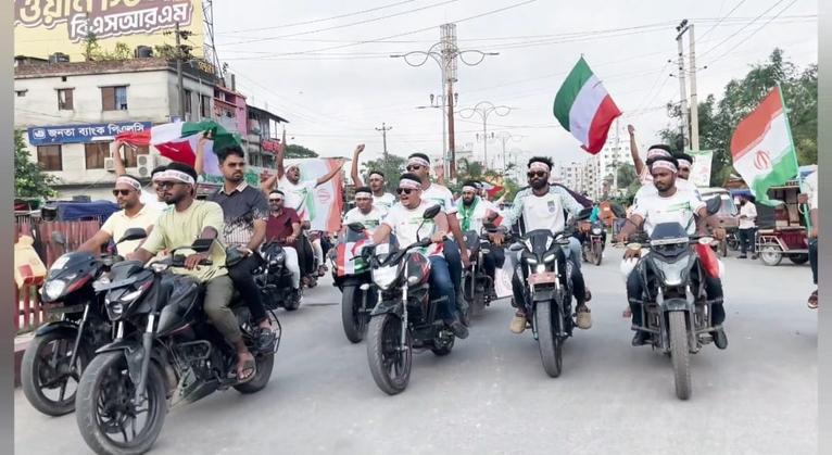 ফুটবল বিশ্বকাপে ইরানকে সমর্থনে পটুয়াখালীতে বর্ণাঢ্য শোভাযাত্রা