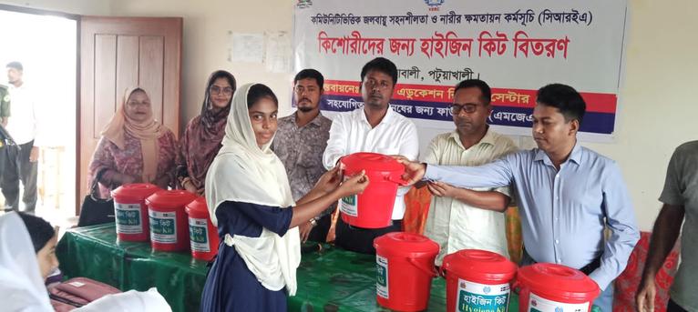 রাঙ্গাবালীতে স্বাস্থ্য সুরক্ষায় কিশোরীদের মাঝে হাইজিন কিট বিতরণ
