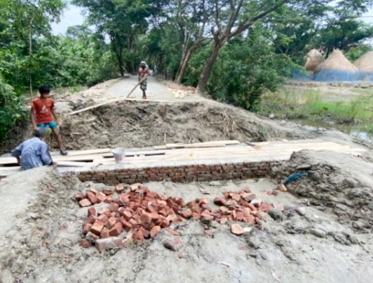বরগুনায় খালবিহীন সড়কে কালভার্ট নির্মাণ, এলজিইডির বিরুদ্ধে অনিয়মের অভিযোগ