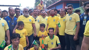 পটুয়াখালীর দুমকিতে ব্রাজিল সমর্থকদের বর্ণাঢ্য শোভাযাত্রা