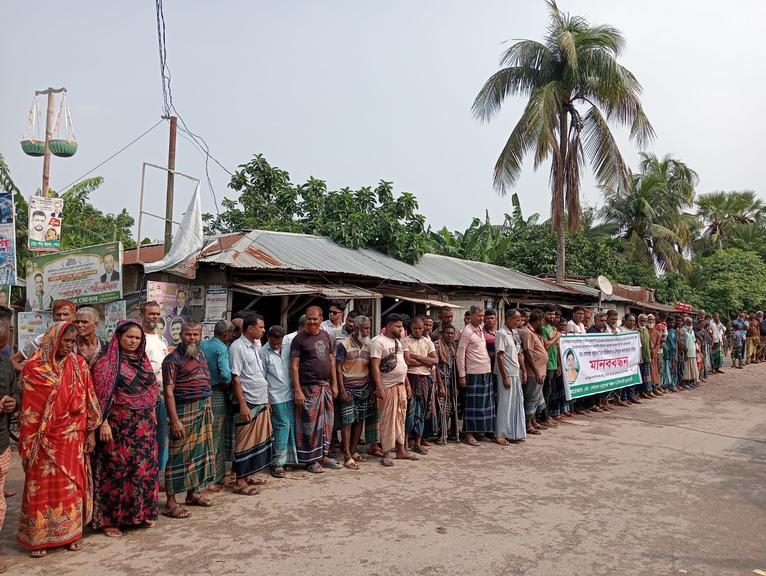 মোংলা ইপিজেডে হাত হারানো শ্রমিকের উন্নত চিকিৎসা ও ক্ষতিপূরণের দাবিতে মানববন্ধন