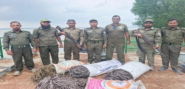 বনবিভাগের অভিযান: বাগেরহাটে ৪ বস্তা হরিণ ধরার ফাঁদসহ সরঞ্জাম জব্দ, ট্রলার উদ্ধার