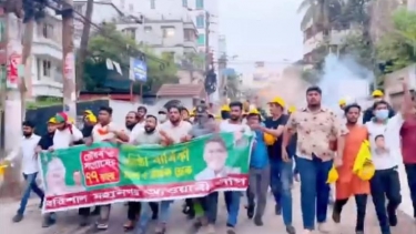 <small>প্রতিষ্ঠাবার্ষিকী সামনে রেখে </small> বরিশালে আ.লীগের বিক্ষোভ মিছিল, পরে পুলিশের তল্লাশি অভিযান
