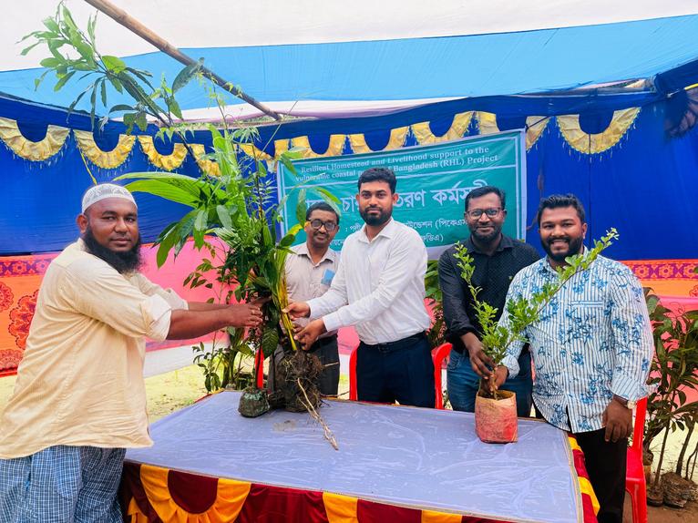 জলবায়ু পরিবর্তন মোকাবিলায় চরফ্যাশনে প্রান্তিক জনগোষ্ঠী ও শিক্ষার্থীদের মাঝে বিনামূল্যে চারা বিতরণ