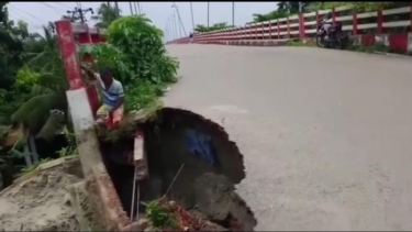নাজিরপুরে ৮ বছরেই ধসে পড়ল কালিগঙ্গা সেতুর সংযোগ সড়ক