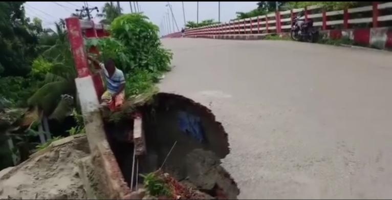 নাজিরপুরে ৮ বছরেই ধসে পড়ল কালিগঙ্গা সেতুর সংযোগ সড়ক
