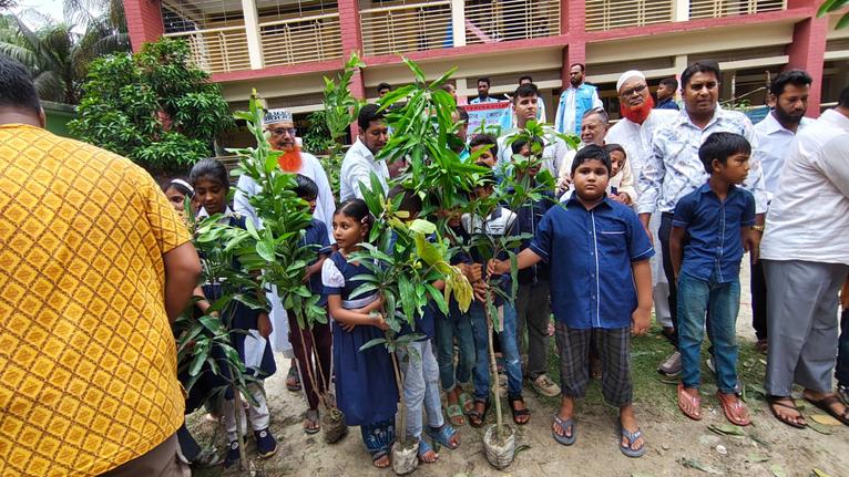 কুয়াকাটায় ৪৫০ শিক্ষার্থীর মাঝে শিক্ষা উপকরণ ও গাছের চারা বিতরণ