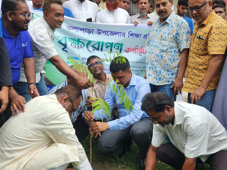 কলাপাড়ার ৫০ শিক্ষাপ্রতিষ্ঠানে গাছের চারা বিতরণ