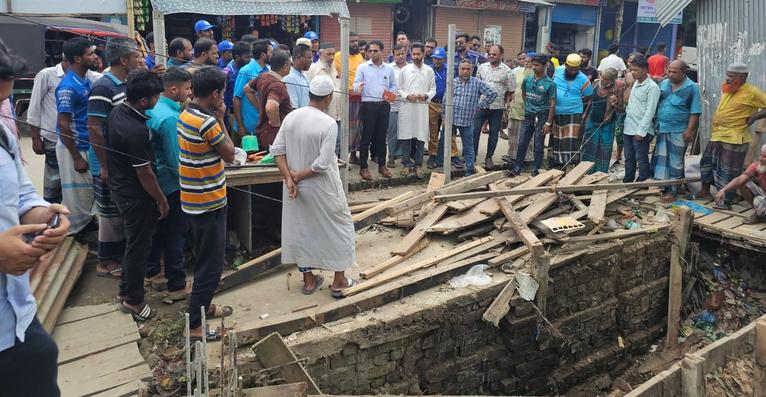 গৌরনদীতে খাল ও সড়ক দখলমুক্তে উচ্ছেদ অভিযান