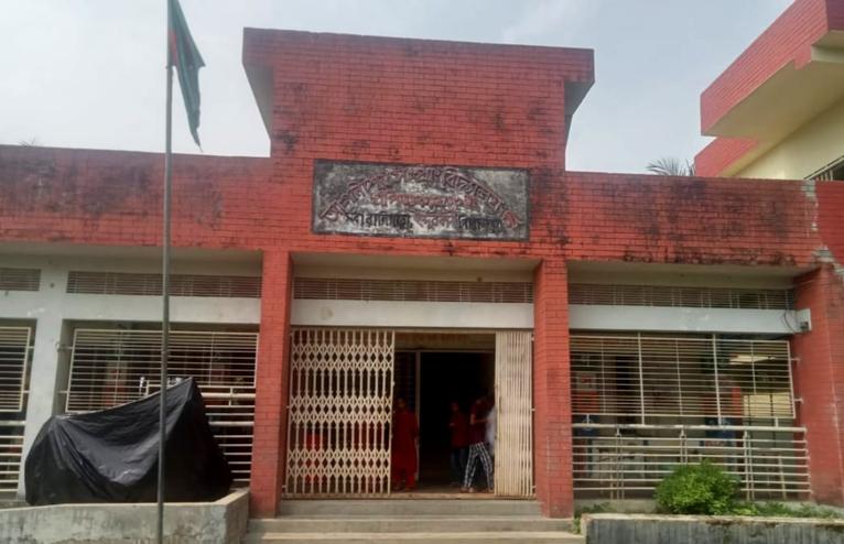 পিরোজপুরে মিড-ডে মিলের খাদ্যসামগ্রী আত্মসাতের অভিযোগ, প্রধান শিক্ষিকার বদলির দাবি