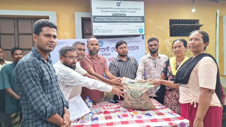 বরগুনায় প্রান্তিক কৃষকদের মাঝে উন্নত জাতের ধানের বীজ বিতরণ