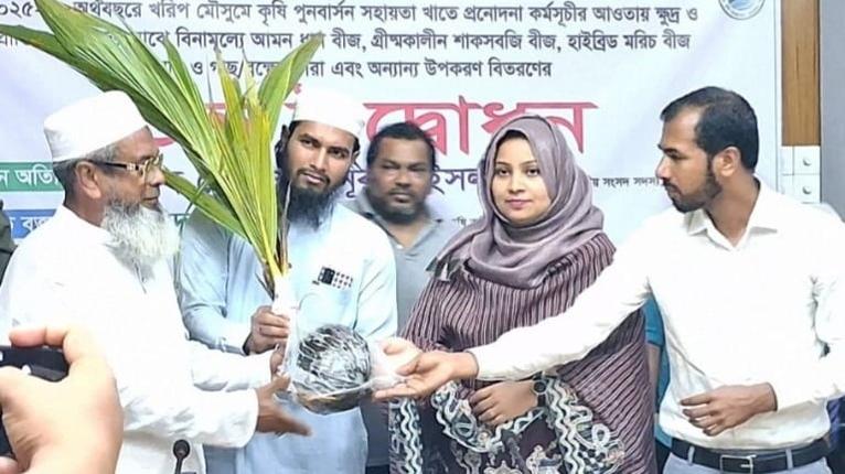 কৃষি প্রণোদনা ও ফল উৎসব উদ্বোধন, চরফ্যাশনে ১৮ হাজার কৃষকের মাঝে বীজ-সার বিতরণ