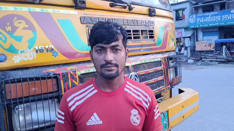 পায়রা সেতুতে ঘুষ নিয়ে অতিরিক্ত ওজনের ট্রাক ছাড়ায় টোলকর্মী চাকুরিচ্যুত