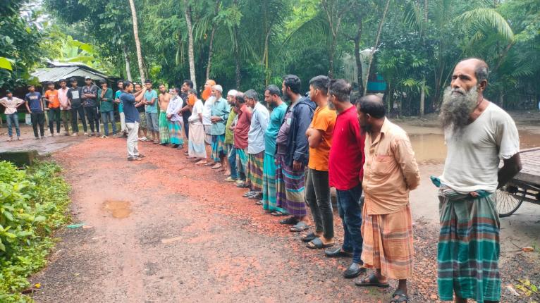 নলছিটিতে ঠিকাদারের মৃত্যুতে বন্ধ সড়ক সংস্কার কাজ দ্রুত সম্পন্নের দাবিতে মানববন্ধন