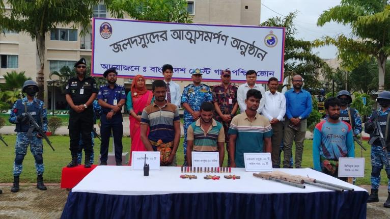 সুন্দরবনে বড় জাহাঙ্গীর বাহিনীর ৩ দস্যুর অস্ত্রসহ আত্মসমর্পণ, জিম্মি জেলে উদ্ধার