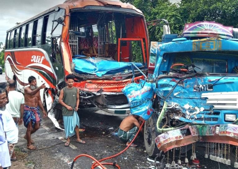 গৌরনদীতে বাস-ট্রাক সংঘর্ষে আহত ৭