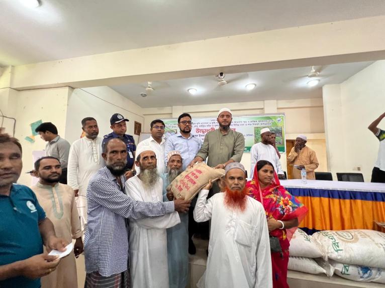 বাউফলে কৃষকদের মাঝে আমন প্রণোদনা বিতরণ