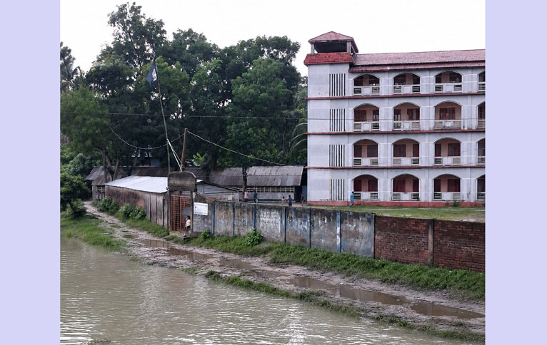 নাজিরপুরে নদীভাঙনের ঝুঁকিতে গাওখালী স্কুল-সংলগ্ন সড়ক, দুর্ভোগে হাজারো মানুষ
