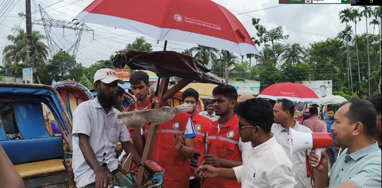 পিরোজপুরে ট্রাফিক পুলিশ ও দিনমজুরদের মাঝে রেড ক্রিসেন্টের ছাতা বিতরণ