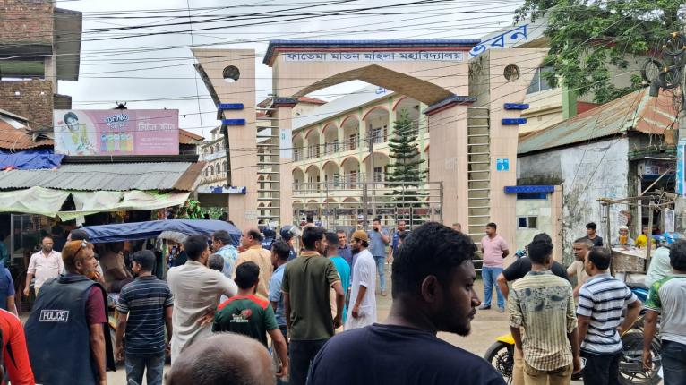 চরফ্যাশনে এইচএসসি পরীক্ষা কেন্দ্রে ভাঙচুর, টিয়ার গ্যাস নিক্ষেপ