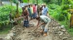 নেছারাবাদে স্বেচ্ছাশ্রমে কাঁচা রাস্তা সংস্কার শুরু