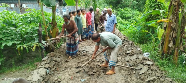 নেছারাবাদে স্বেচ্ছাশ্রমে কাঁচা রাস্তা সংস্কার শুরু