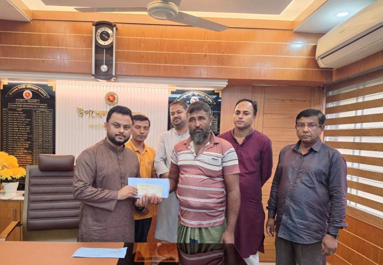 গলাচিপায় বজ্রপাতে নিহত গরুর মালিকদের আর্থিক সহায়তা প্রদান