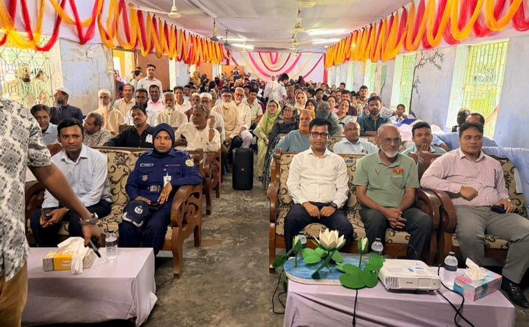 পিরোজপুরের ৯৯২ সরকারি প্রাথমিক বিদ্যালয়ে তিনটি করে গাছের চারা রোপণ