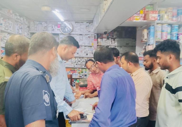 মেহেন্দিগঞ্জে ঔষধ প্রশাসনের অভিযান, ৭ ফার্মেসিকে জরিমানা