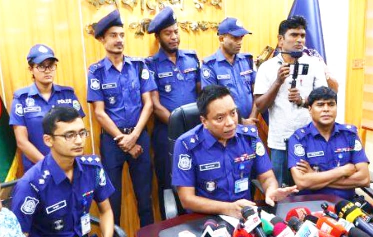 বরগুনায় ৯ লাখ ৩০ হাজার টাকা ও স্বর্ণালংকারসহ চোরাই মালামাল উদ্ধার; গ্রেফতার ২