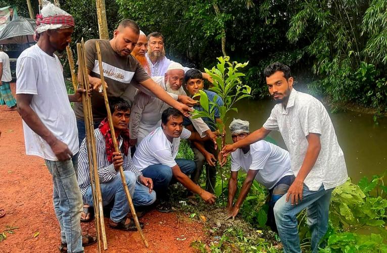 খাঞ্জাপুরে ৫ বছরে ২৫ কোটি বৃক্ষরোপণ কর্মসূচির অংশ হিসেবে ১ হাজার ফলজ চারা বিতরণ