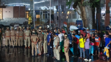 ভারত থেকে ফেরত ৫০ বাংলাদেশিকে বেনাপোলে হস্তান্তর